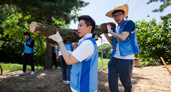 Representative photos of volunteer activities of new employees of the GCPharma 1